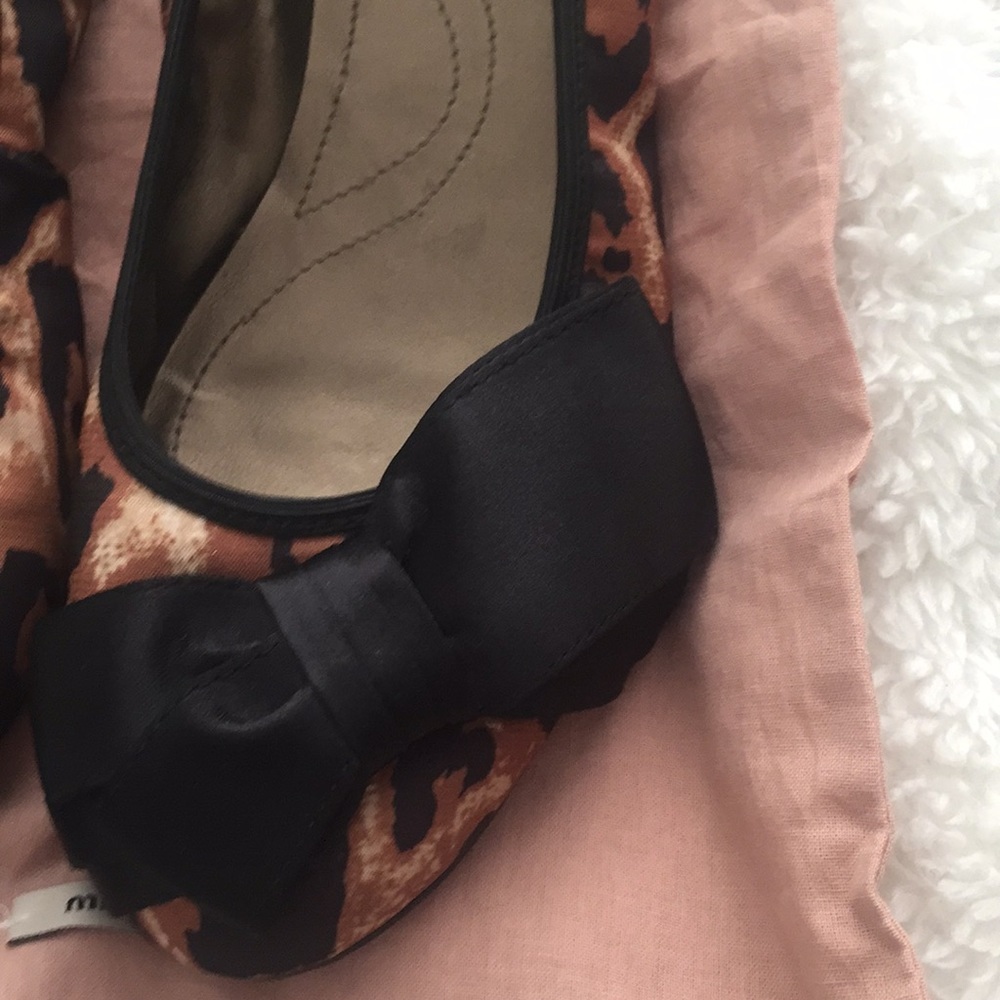 Tahari Flats in Animal Prints Unworn - Picture 4 of 5